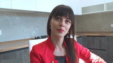 Красивая русская риэлторша Натали провела осмотр квартиры и отдалась клиенту на кухне