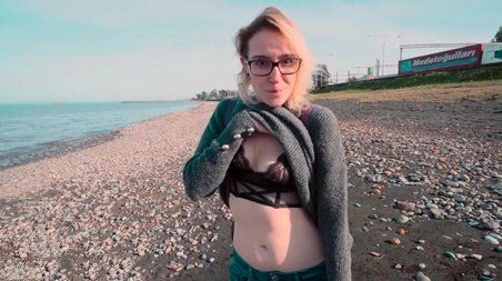 Показала нижнее бельишко и отсосала в публичном месте у моста