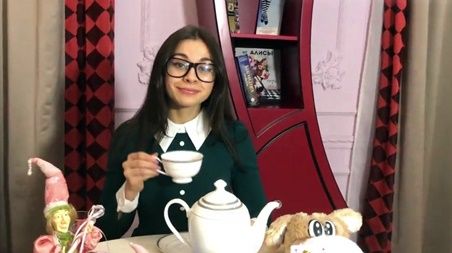 Алиса приехала в гости к дядюшке и млеет от вкусного секса