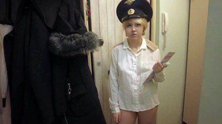 Ментовка учуяла запах травы и пришла шантажировать парня