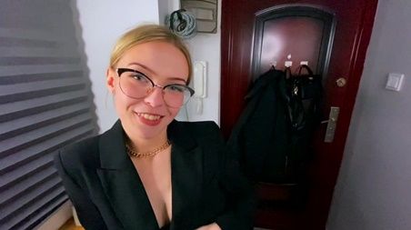 Ради высокой должности, сотрудница хапнула  пенис шефа в рот