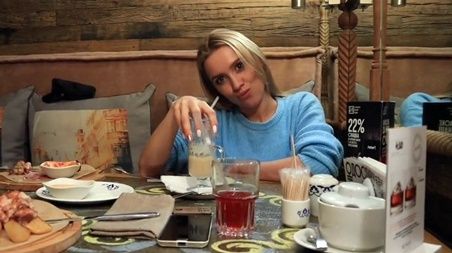 Это фартовый день, ведь красотка лезет под стол за минетом