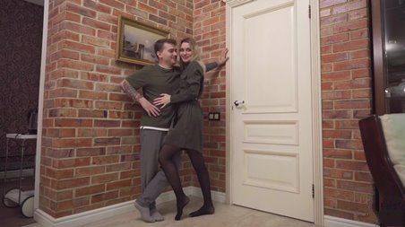 Чтобы удивить замужнюю любовницу парень припиздел, что купил хату с бассейном