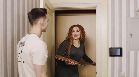 Новая соседка принесла не только пирожок, но и сладенькую киску на десерт