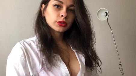 Вызвал скорую, а приехала сексапильная медсестра в халате