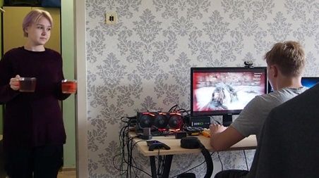 Достала брата своим нытьем, что скучно и хочется секса