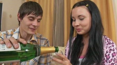 Пригласил соседку в гости и напоил шампанским