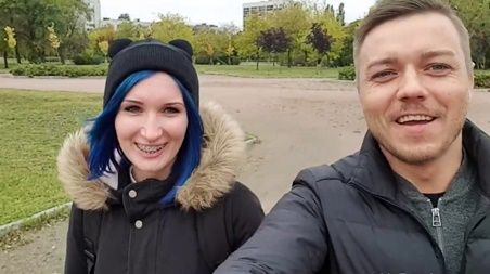 Опытный блогер пикапер подцепил яркую девушку в парке