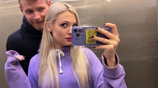 Подцепил соседку, пока ехал вместе в лифте