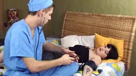 Упала в обморок, только бы пришел доктор и вылечил членом