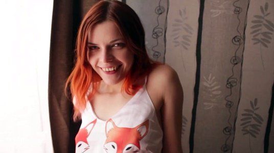 Сестра сочно сосет член и дает в волосатую пизду