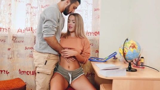 Секс с одногруппницей во время рекламной паузы