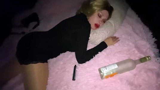 Пьяная телка приползла с дискотеки, и была трахнута братом