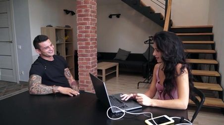 Прошел кастинг на прочность у красивой брюнетки! У качка толстый член