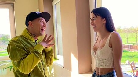 Отсосала незнакомому крутому перцу, который свалил от подружки на новую хату