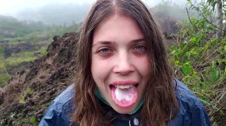 Натерла ладошки членом, ублажая бойфренда на природе