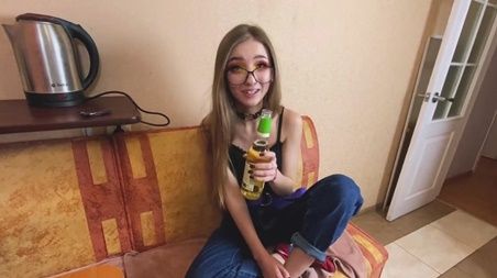 Угостил очкастую соседку пивом и минетом, пока муж на работе