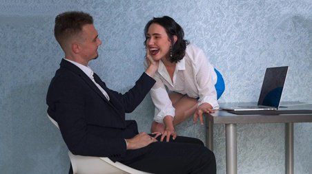 Хитростью отсосала у сотрудника, ведь он станет боссом