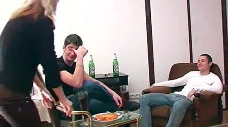 Пьяные постояльцы силой взяли и изнасиловали во все дыры работницу отеля